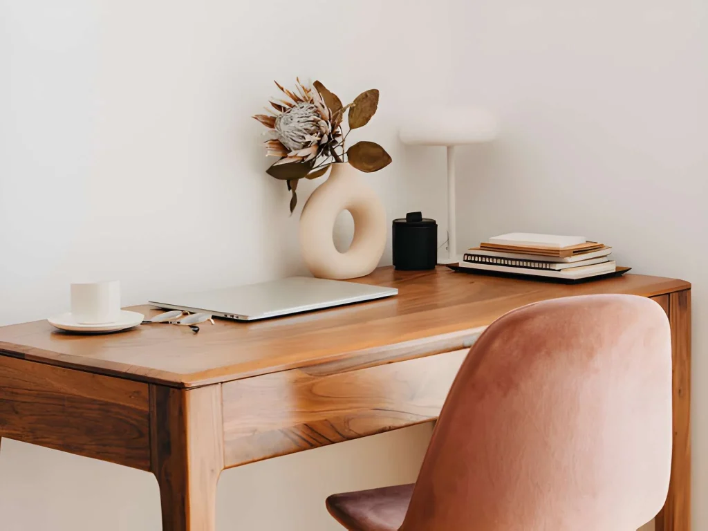 Office desk with natural wood بررسی 7 نوع از بهترین جنس برای میز اداری